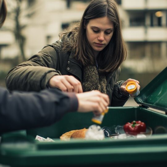 Junge und Mädchen fischen Lebensmittel aus einem Container