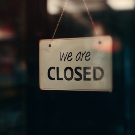 Schild mit der Aufschrift "we are close(d)"