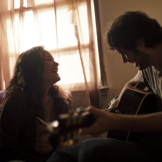 Ein Mann und eine Frau beim gemeinsamen Musik machen