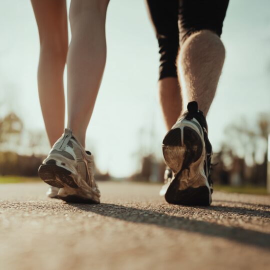 Die Beine einer Frau und eines Mannes beim Joggen