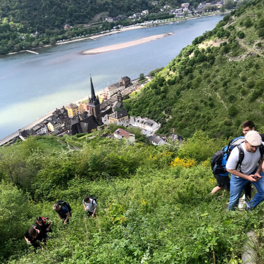 Eine Wandergruppe erklimmt einen Hang.