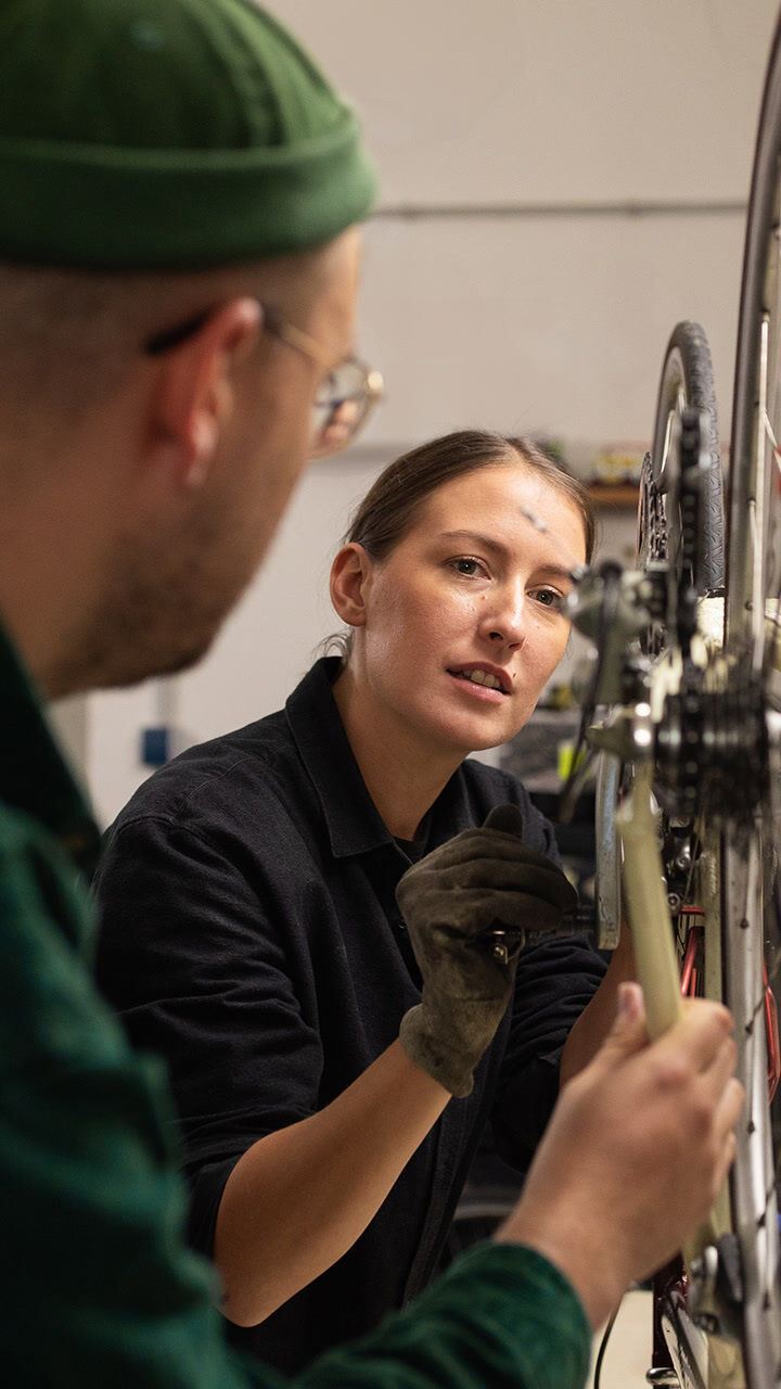 Fahrrad wird in Werkstatt repariert.