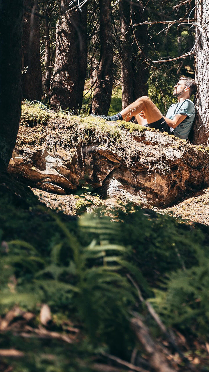 Zwei Menschen entspannen im Wald.